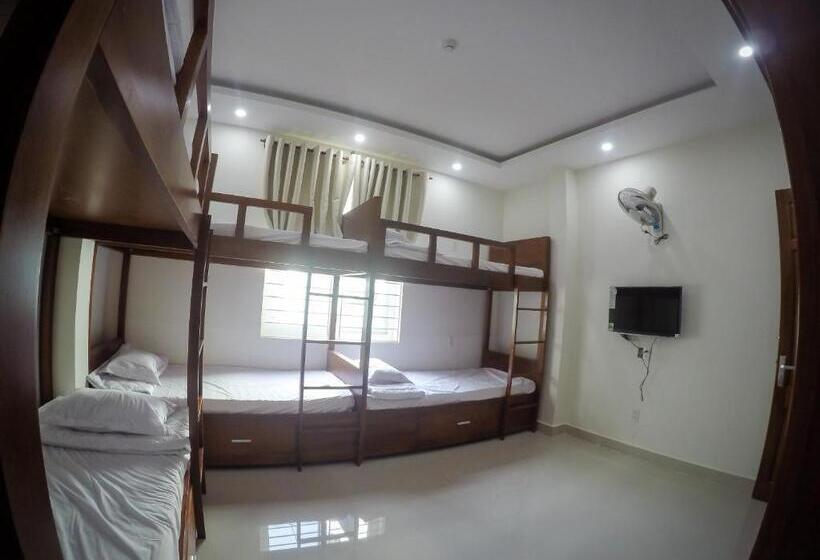 اتاق خانوادگی با چشمانداز کوه, Nhat Nga