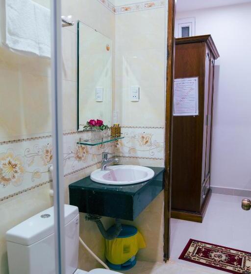 اتاق خانوادگی با چشمانداز کوه, Nhat Nga