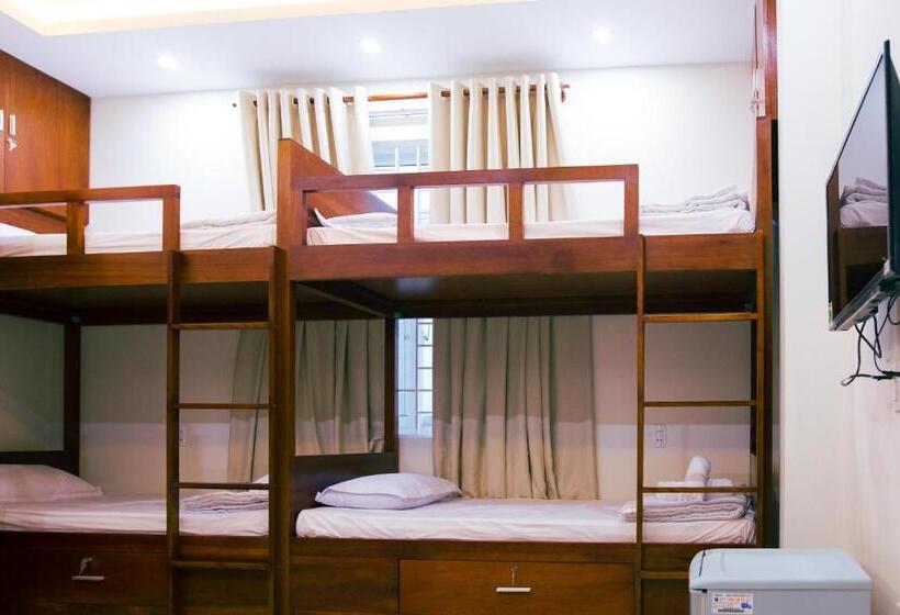 اتاق خانوادگی با چشمانداز کوه, Nhat Nga