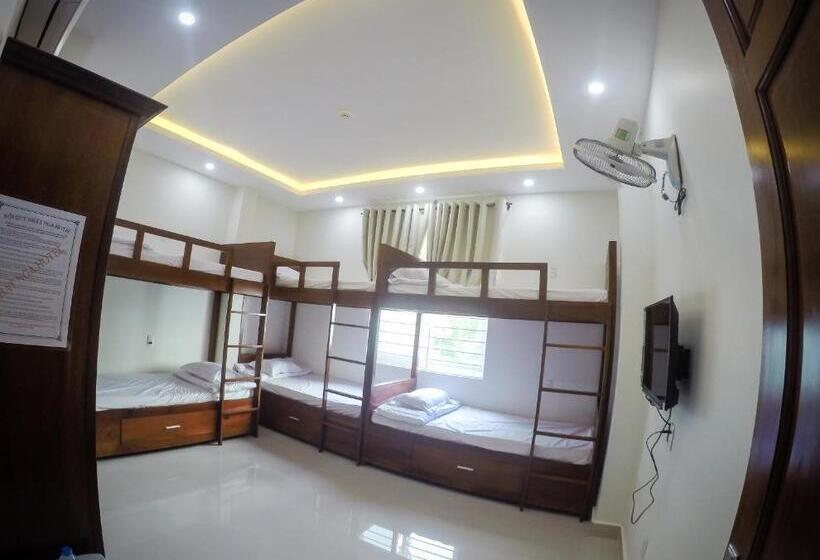 اتاق خانوادگی با چشمانداز کوه, Nhat Nga