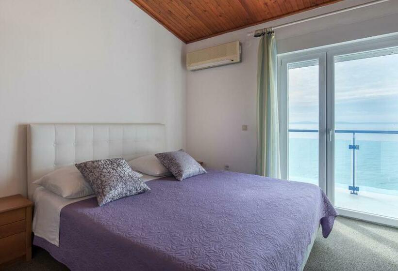 Апартаменты 1 Спальня Вид на Море, Beachfront Villa Mediteran