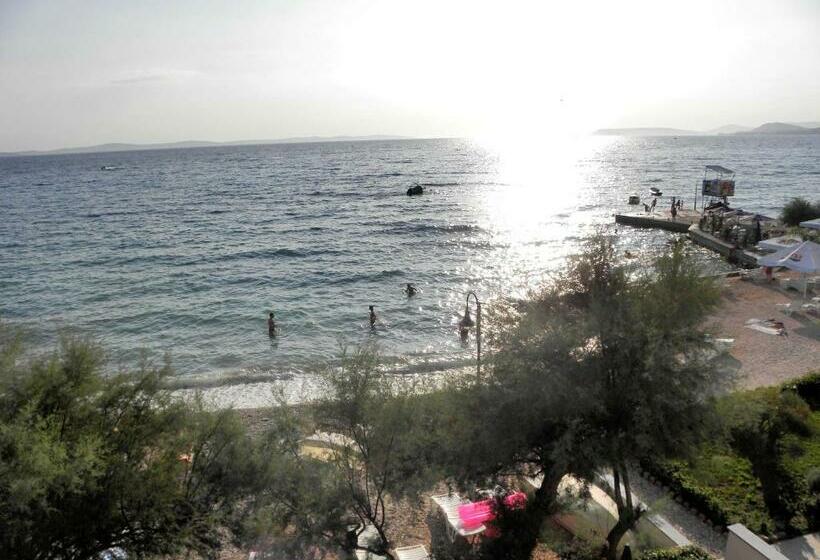 Апартаменты 1 Спальня Вид на Море, Beachfront Villa Mediteran