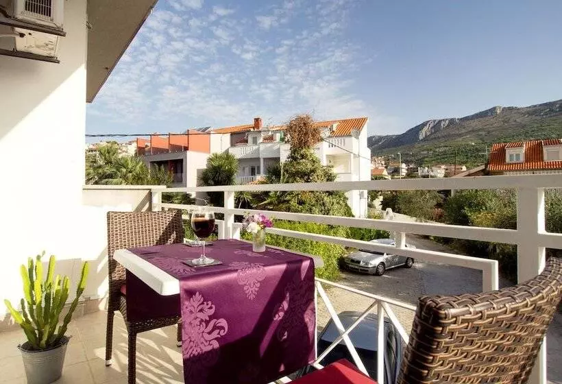 اتاق اکونومی, Beachfront Villa Mediteran