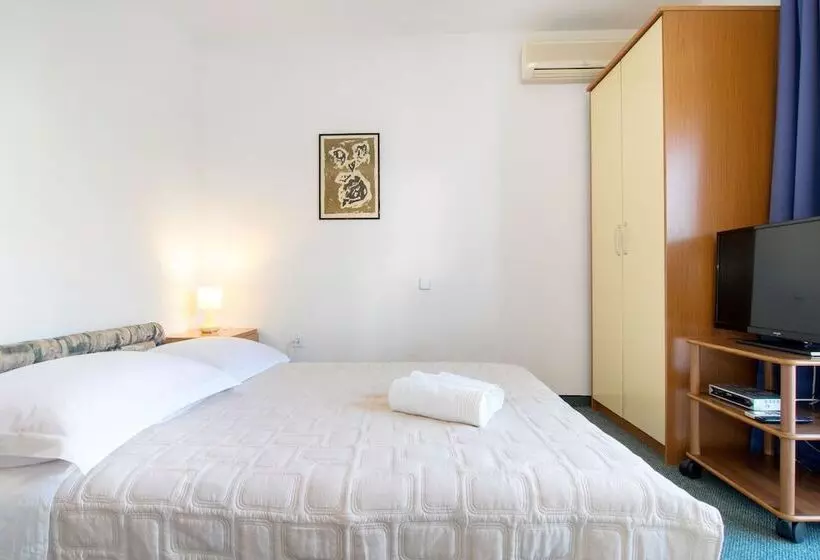 اتاق اکونومی, Beachfront Villa Mediteran