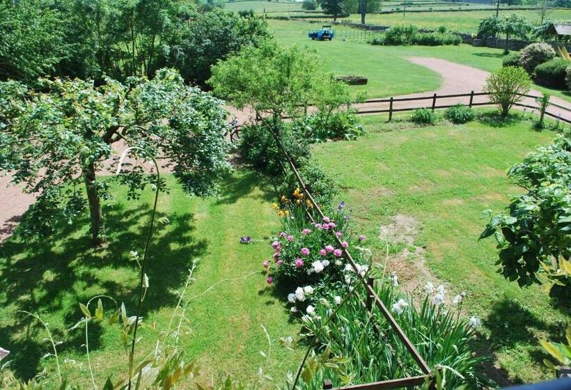 غرفة عائلية مطلّة علي الحديقة, Chambre D' Hotes Des Collines