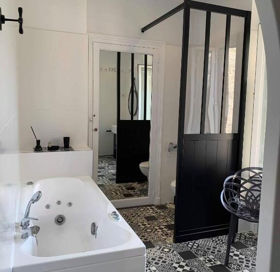 اتاق لوکس با بالکن, La Villa Côté Cour