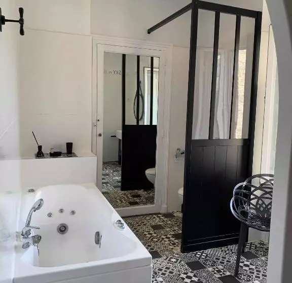 اتاق لوکس با بالکن, La Villa Côté Cour