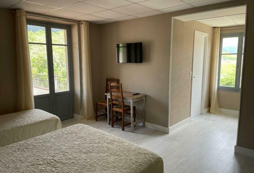 带阳台的三人标准间, La Vigneraie