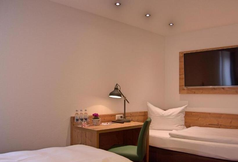 חדר בסיסי לשלושה, Kammerer