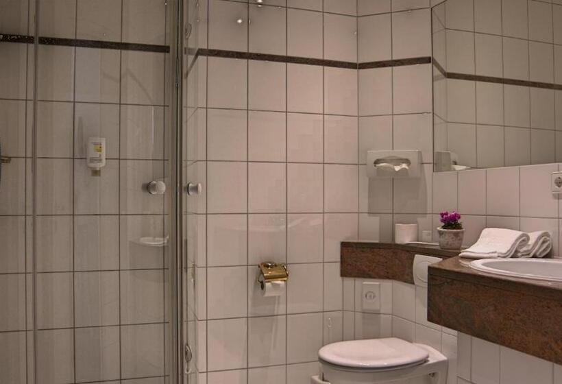 חדר בסיסי לשלושה, Kammerer