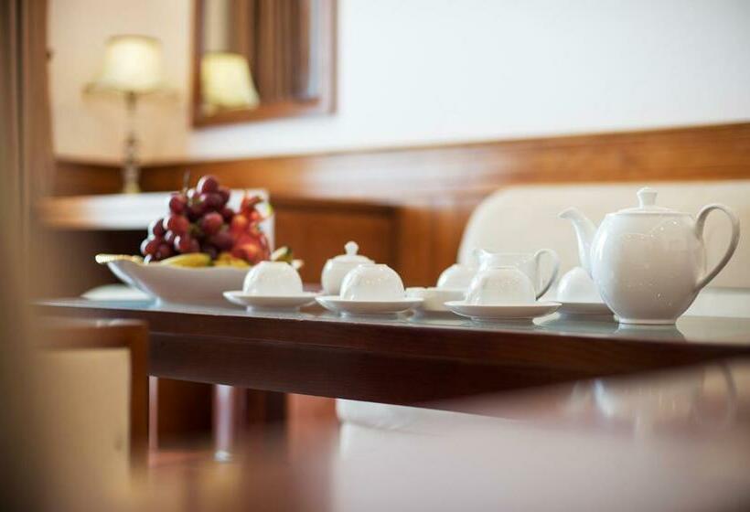 سوئیت پریمیوم, Lam Giang