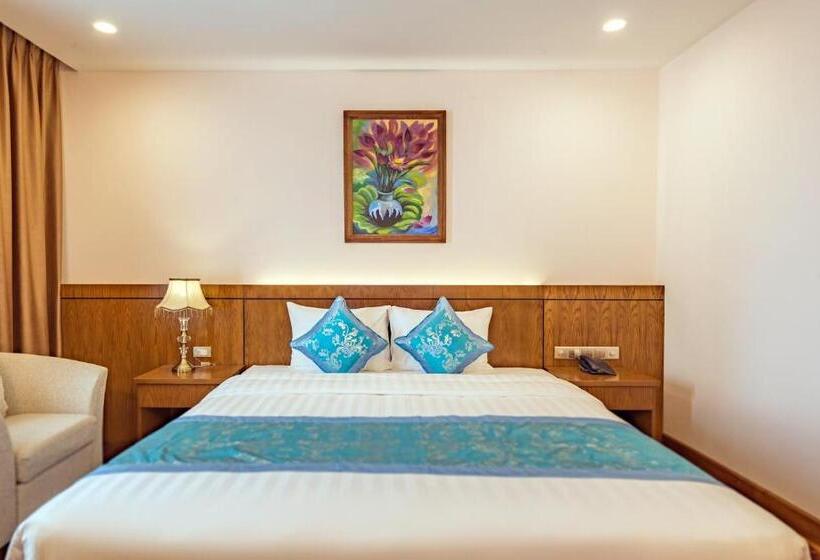 اتاق لوکس, Lam Giang