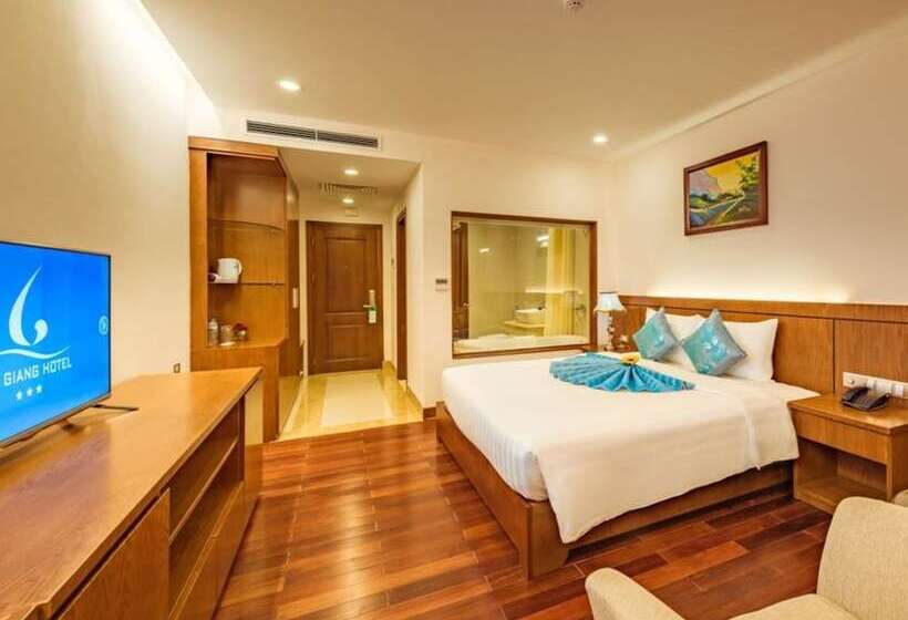 اتاق لوکس, Lam Giang