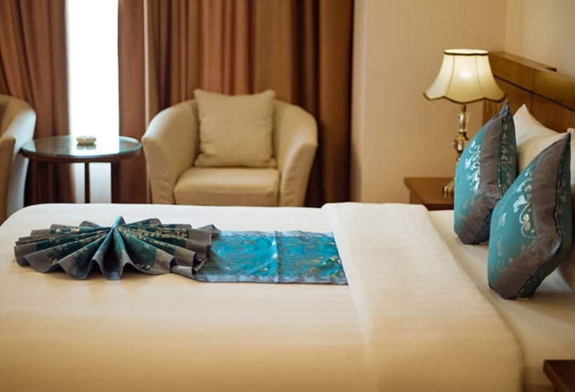 اتاق لوکس, Lam Giang