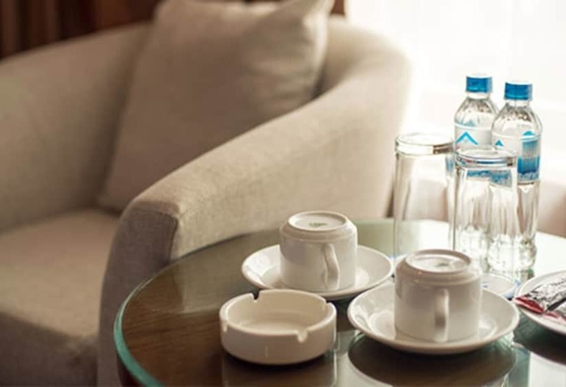 اتاق لوکس, Lam Giang