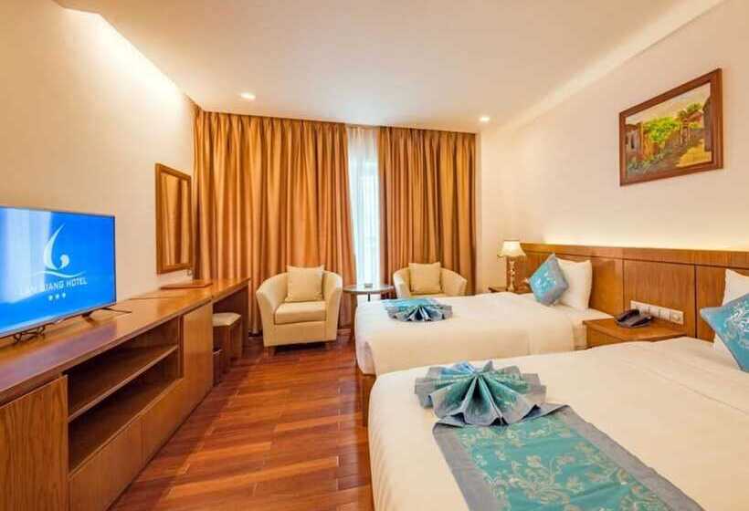 اتاق لوکس, Lam Giang