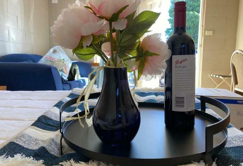 سوییت لوکس, Apollo Motel Parkes