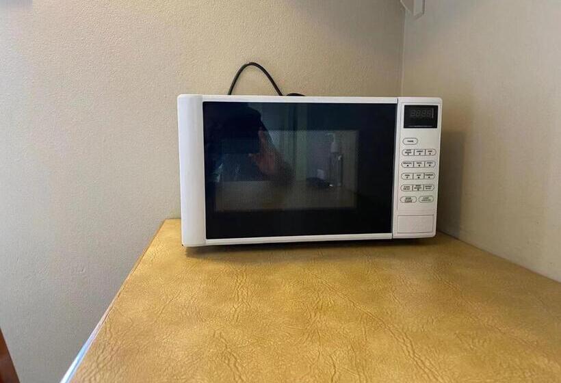 استودیوی لوکس, Apollo Motel Parkes