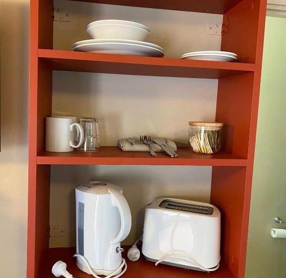 استودیوی لوکس, Apollo Motel Parkes