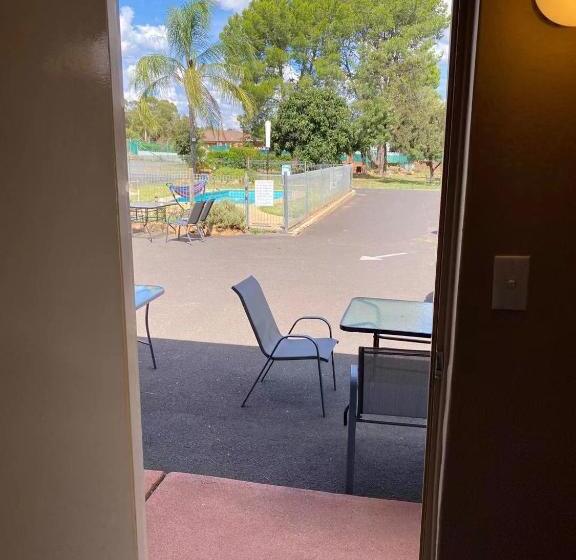 استودیوی لوکس, Apollo Motel Parkes