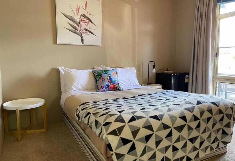 استودیوی لوکس, Apollo Motel Parkes