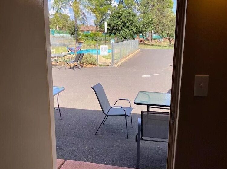 استودیوی لوکس, Apollo Motel Parkes