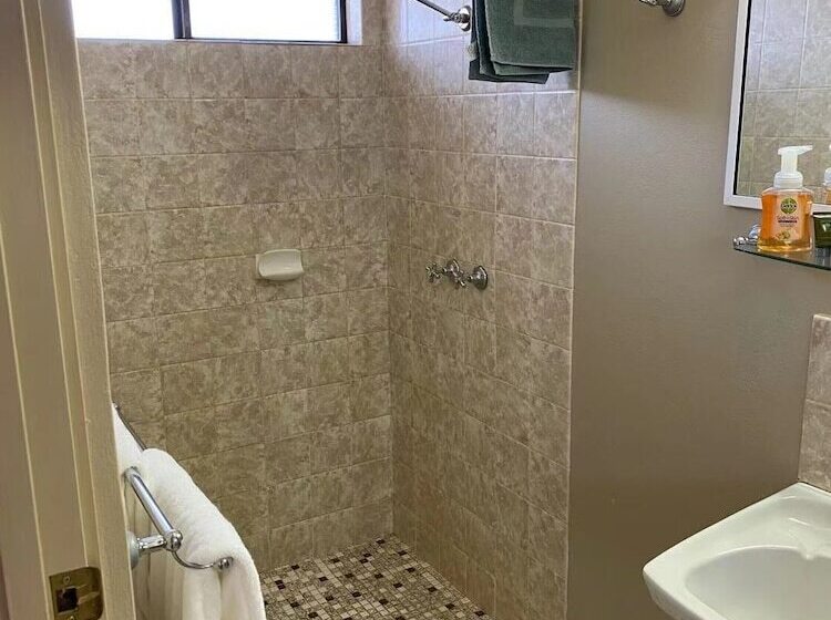 استودیوی لوکس, Apollo Motel Parkes