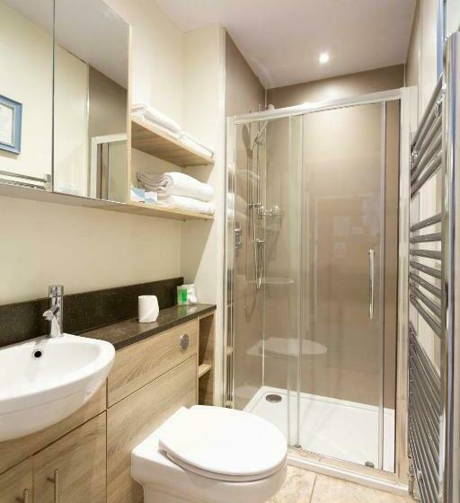 اتاق لوکس خانوادگی, Queens Head