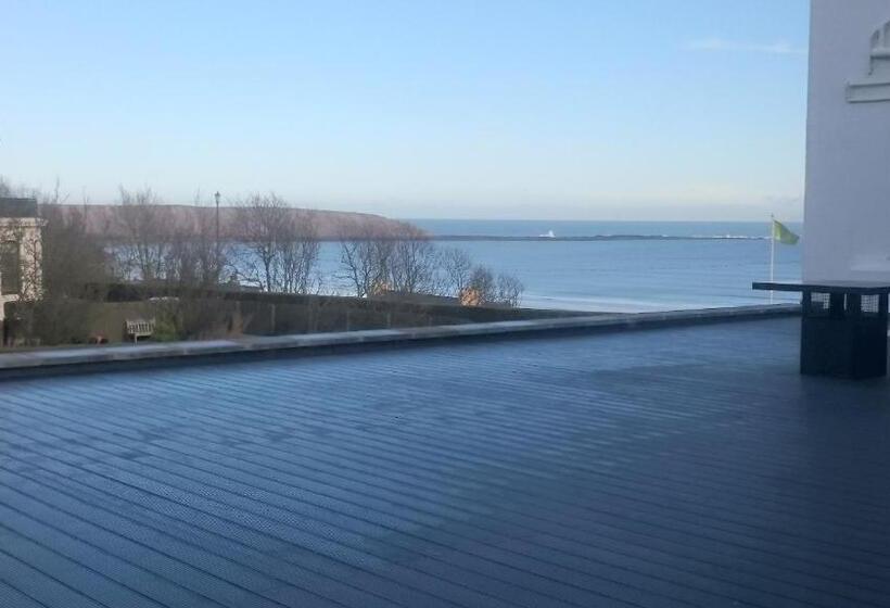 スタンダードルーム, The White Lodge