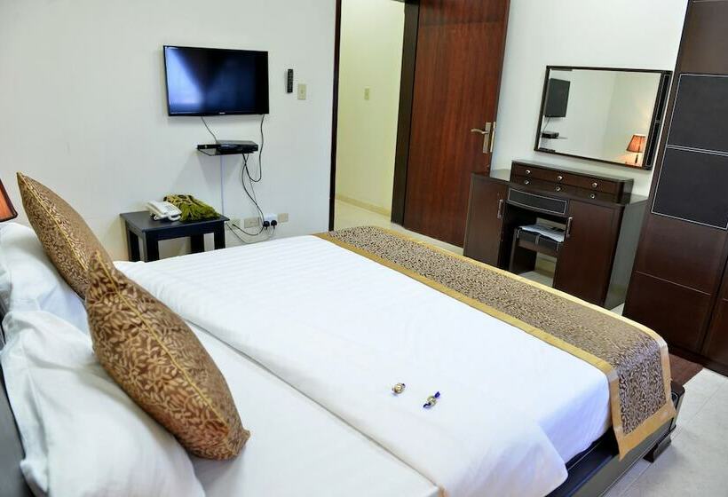 스탠다드 스튜디오, Four Seasons Hotel Apartments