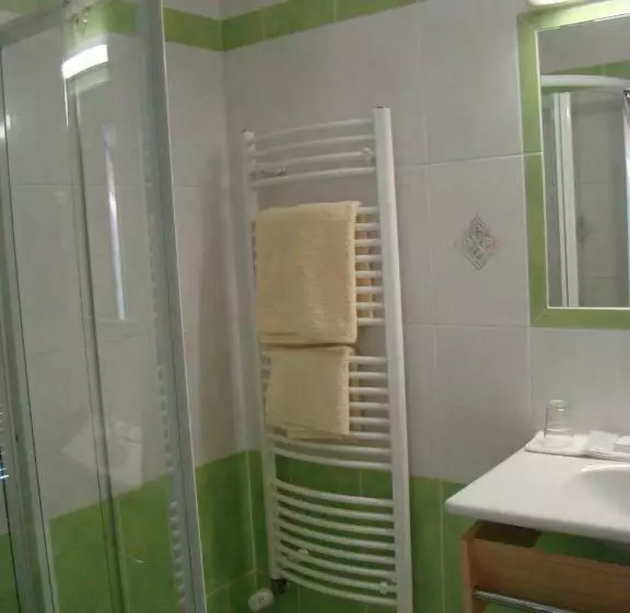 Standard Kolmen Hengen Huone, Du Lion Vert