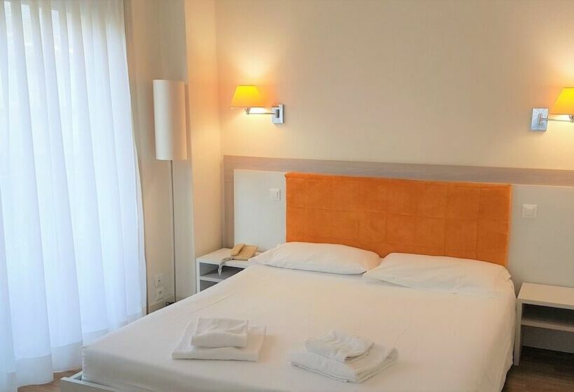 Номер Стандарт Вид на Горы, Le Dauphin