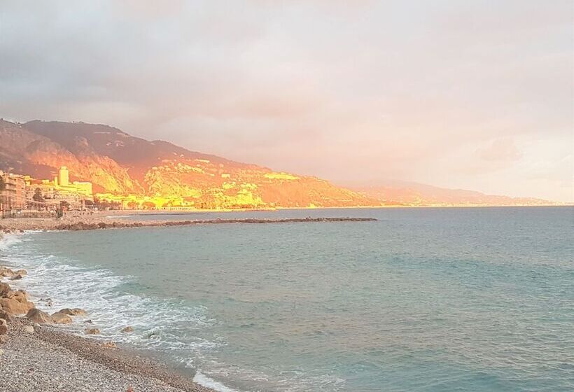 Номер Стандарт Вид на Море с Балконом, Le Dauphin