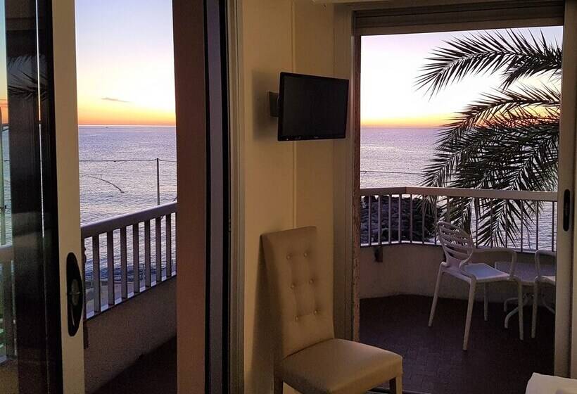 Номер Стандарт Вид на Море с Балконом, Le Dauphin