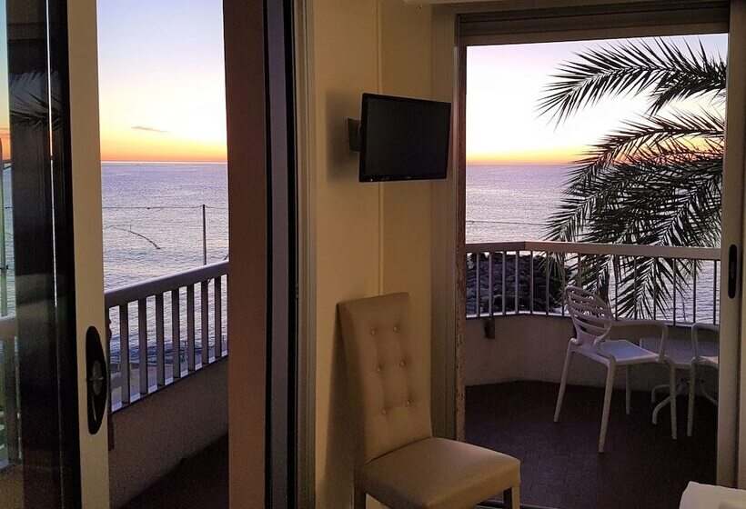 Номер Стандарт Вид на Море с Балконом, Le Dauphin