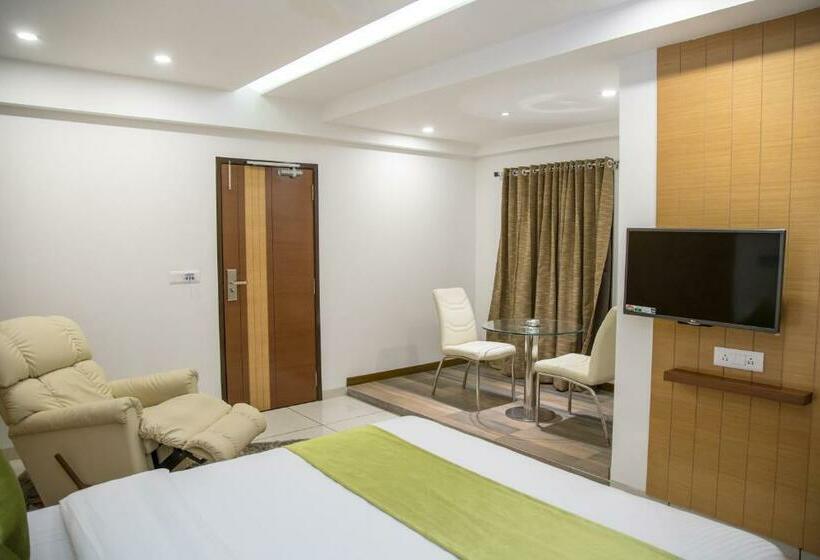 اتاق سوپریور با تخت بزرگ, Orange International