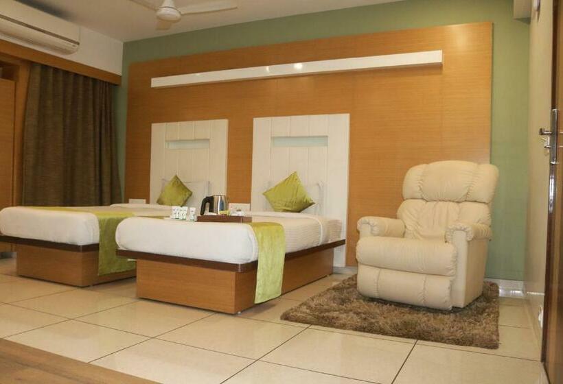 اتاق سوپریور با تخت بزرگ, Orange International