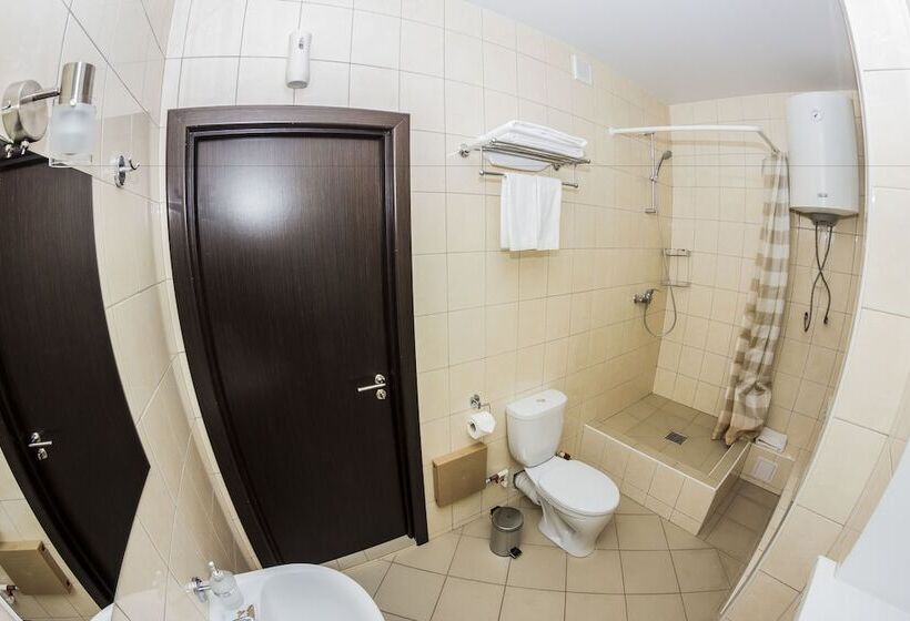 חדר קומפורט, Ostrovsky