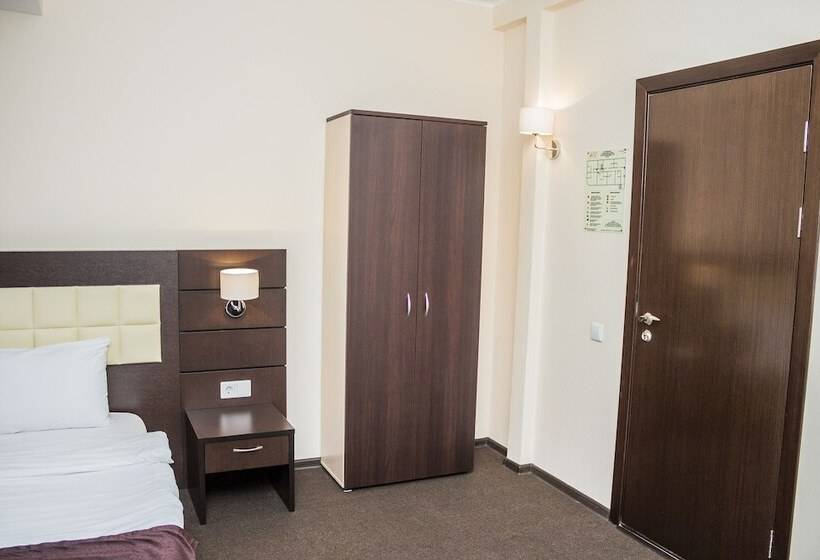 חדר משפחתי, Ostrovsky