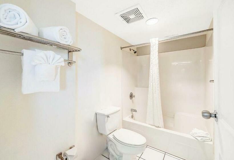 キングサイズベッドのスタンダードルーム, Holiday Terrace Beachfront Hotel, A By The Sea Resort