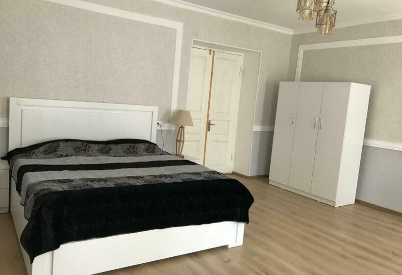 اتاق لوکس, Guesthouse Levani