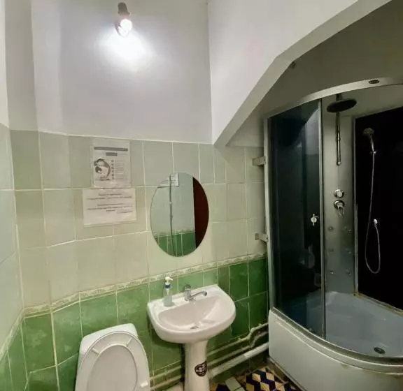 اتاق استاندارد با سرویس بهداشتی مشترک, Esentai Hostel