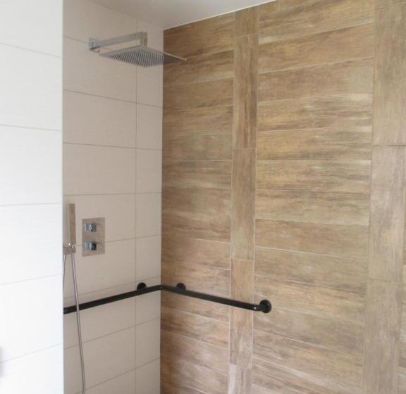 חדר משפחתי, Hôtel Le Saint Martin