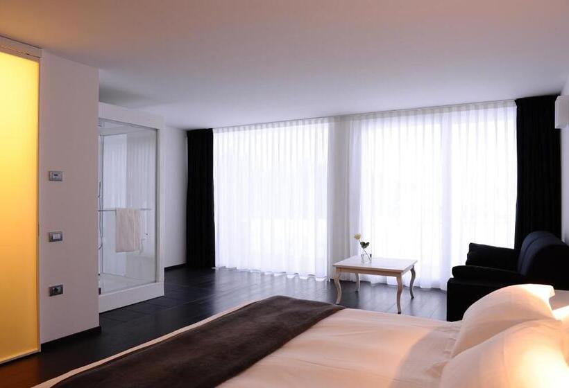 غرفة قياسية ثلاثية, Muu Village