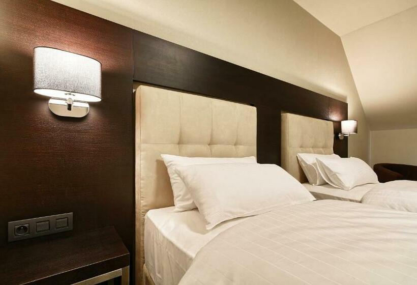 חדר סופריור, Victory