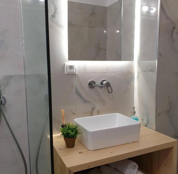 סטודיו סטנדרטי עם נוף לים ומרפסת, Apart Hotel Llazari