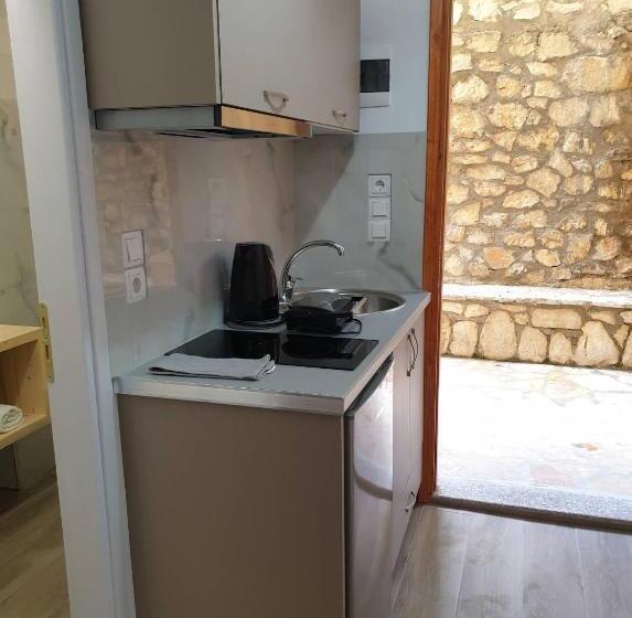 סטודיו סטנדרטי עם נוף לים ומרפסת, Apart Hotel Llazari