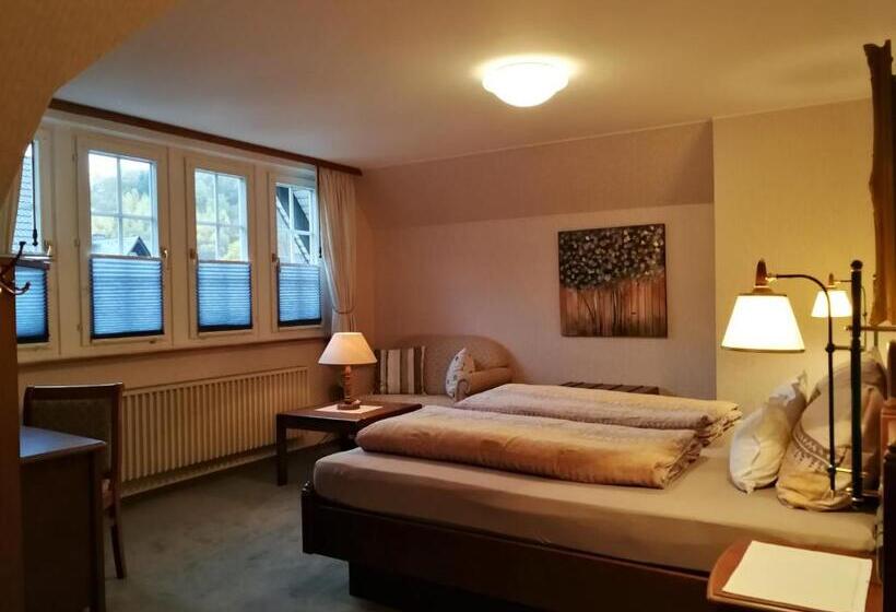 주니어 스위트, Schieferhof