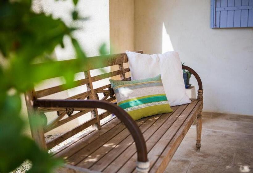 Люкс Вид на Сад, Sous Les Platanes B&b