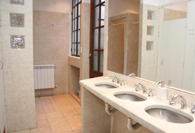 اتاق سه‌نفرۀ استاندارد با سرویس بهداشتی بیرون از اتاق, Che Argentina Hostel Suites